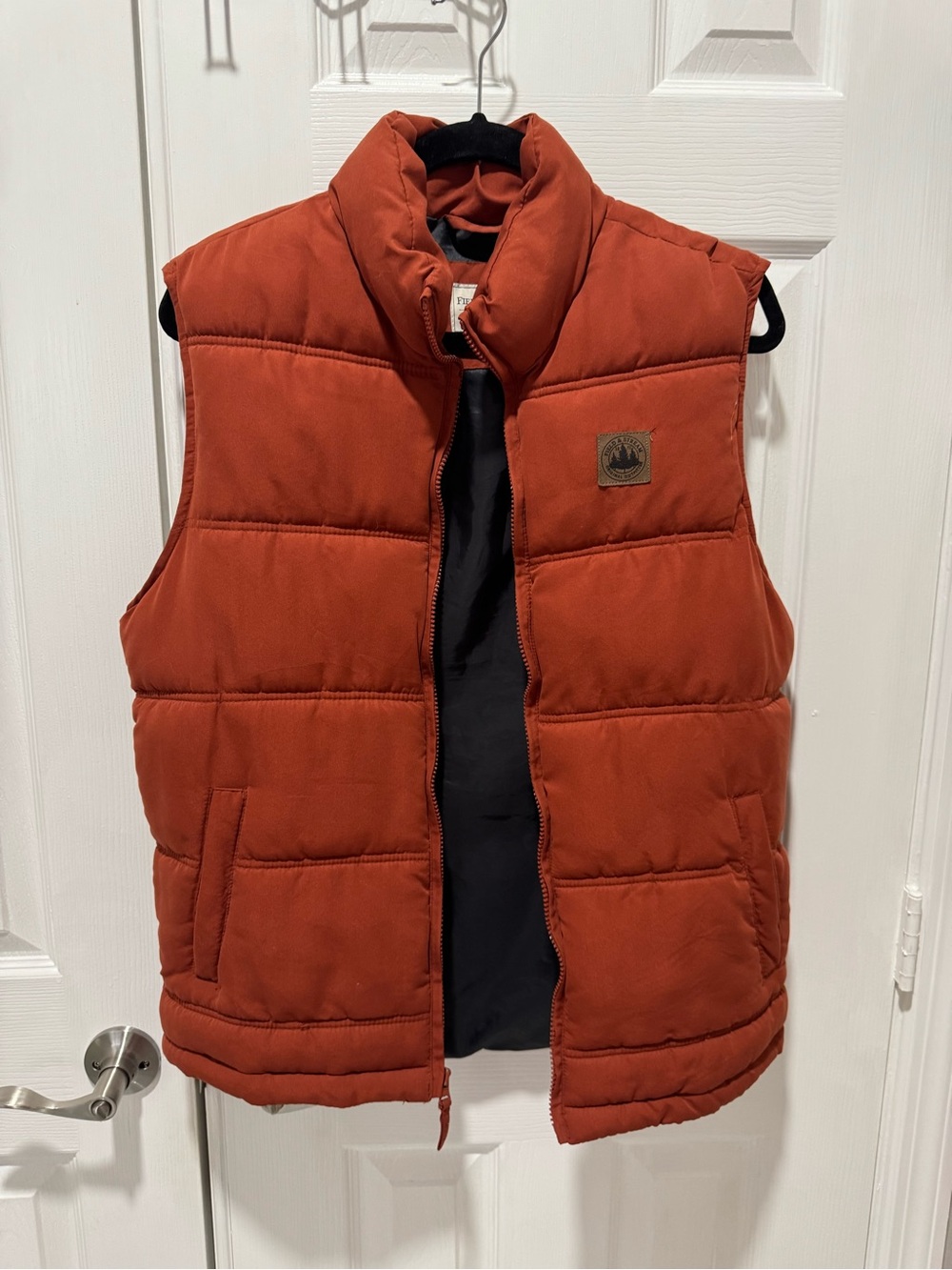 Field and stream puffer vest size Sm Excellent pre-own condition, brick color.